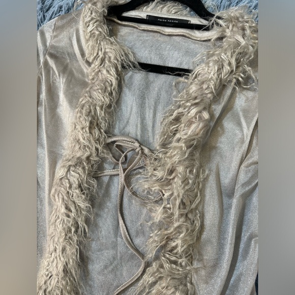 NWOT-Gorgeous see through furry top perfect for a night out - Picture 3 of 6